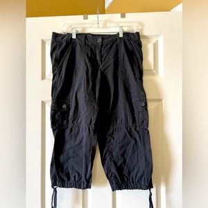 Ann Taylor loft black Capri cargo pants size 8